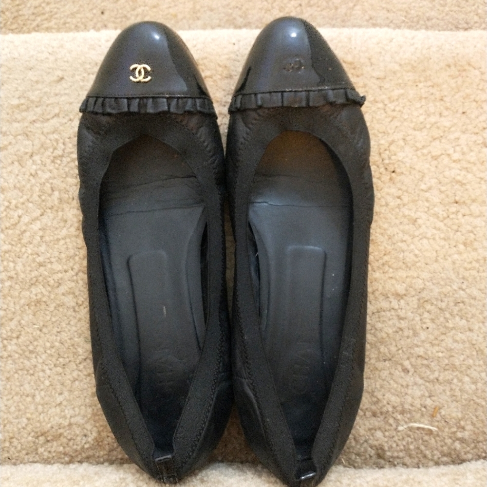 CHANEL Ballet Flats Leather Cap Toe (Flawed)